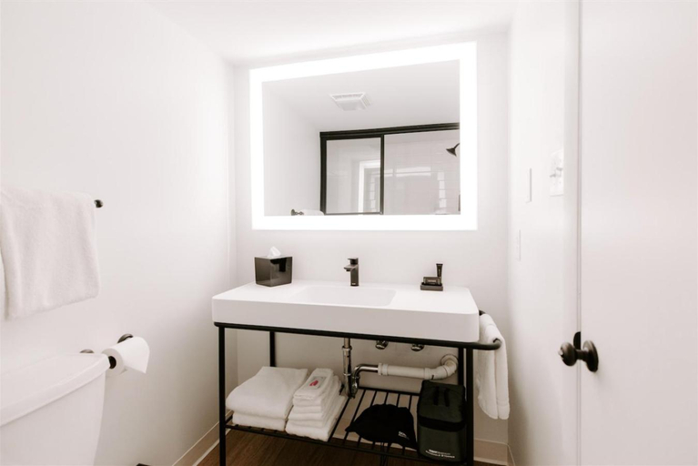 Bathroom 3, SeaLoft Oceanfront Hotel, Worcester