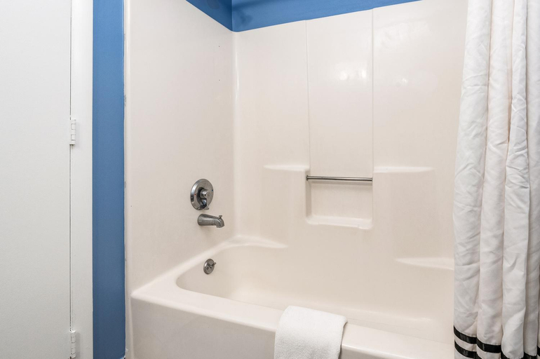 Bathroom 4, Cayman Suites Hotel, Worcester