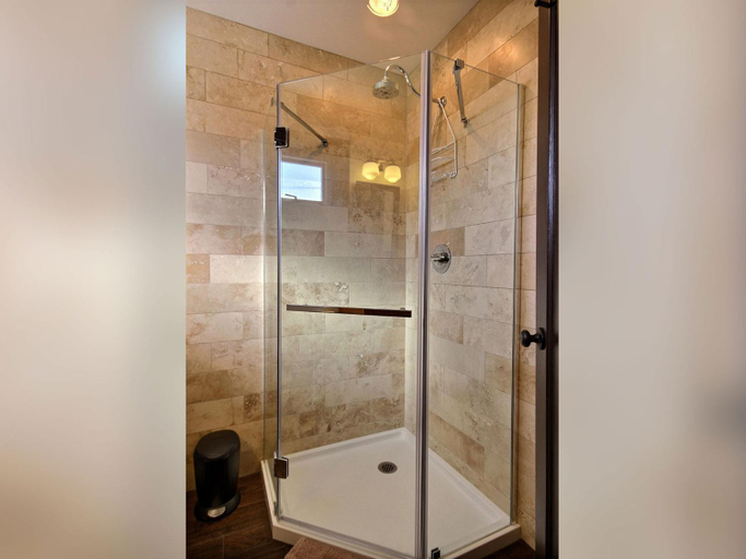 Bathroom 2, Pitchwood Inn, Pacific