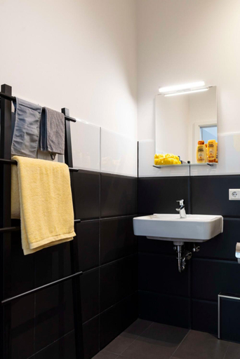 Bathroom 4, FAMILY@Mauerpark +SelfCheckIn +Street Parking, Berlin