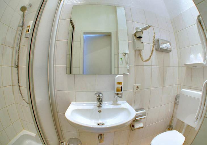 Bathroom 4, Terminus am Hauptbahnhof, Hamburg