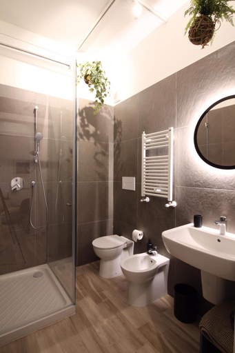 Bathroom 3, Seaview Apartments, Palermo
