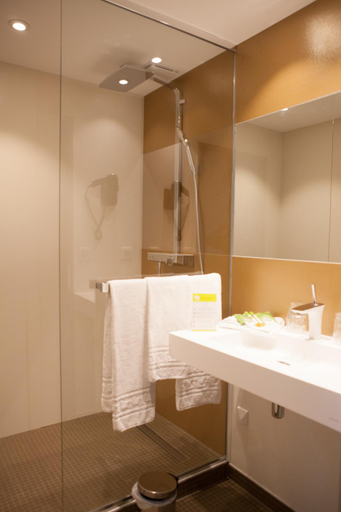 Bathroom 3, Hotel Restaurant du Chateau de la Tour, Gironde
