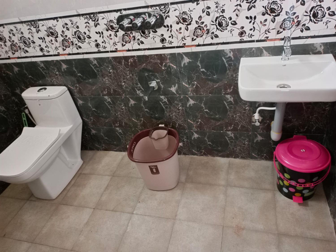 Bathroom 3, RASHI Homestay & Service apartment, Chikmagalur