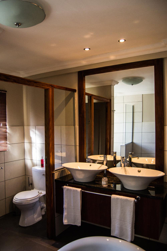 Bathroom 2, Fig Tree Guesthouse, Windhoek East