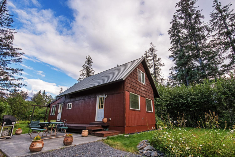 Secluded Seward Home Patio, 2 Mi to Kenai Fjords!, Kenai Peninsula