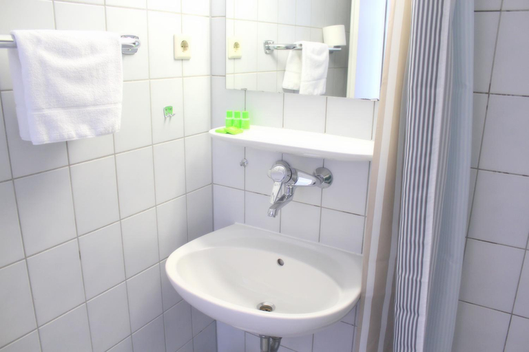 Bathroom 5, StayInn Hostel und Gastehaus, Freiburg im Breisgau