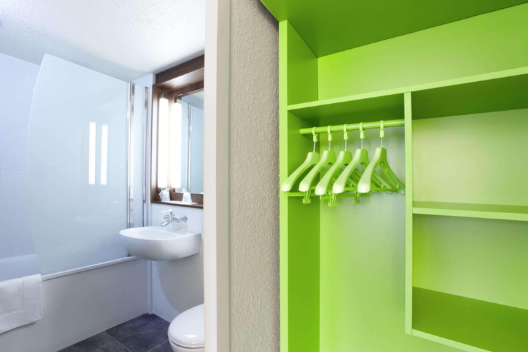 Bathroom 4, Campanile Troyes Sud Bucheres, Aube