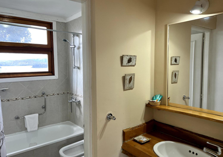 Bathroom 4, La Balconada by DOT Boutique, Aluminé