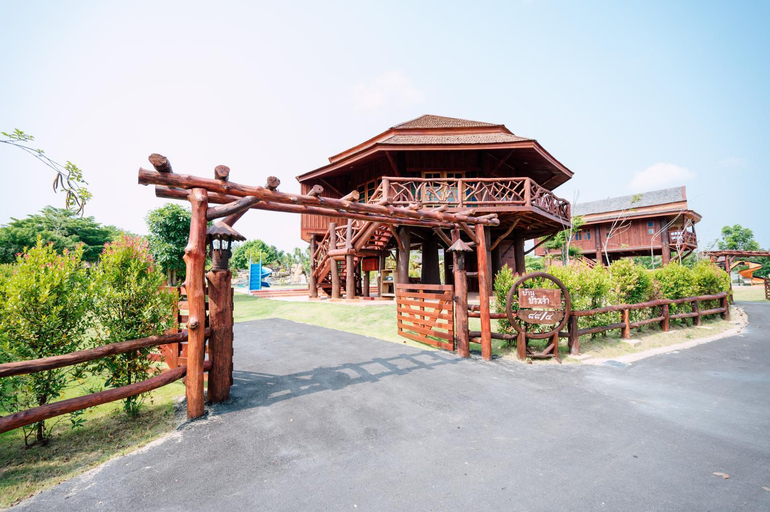 Exterior 4