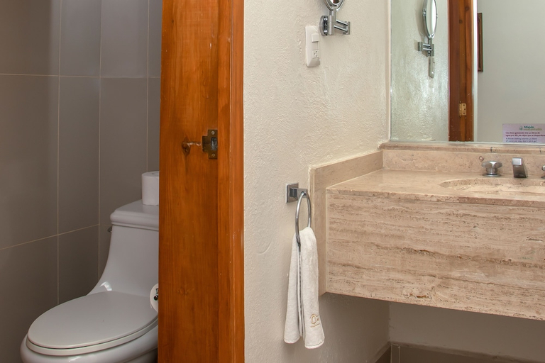 Bathroom, Misión Grand Juriquilla, Querétaro