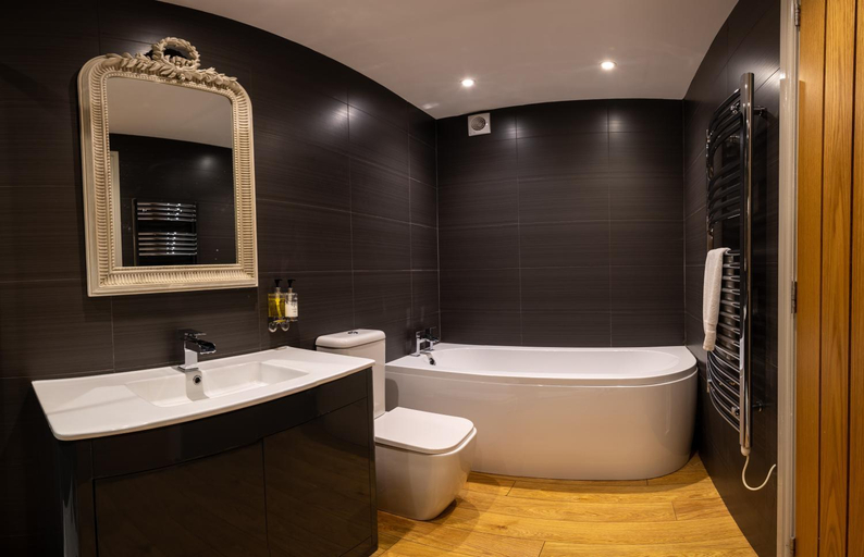 Bathroom 3, The Lower Buck Inn, Lancashire