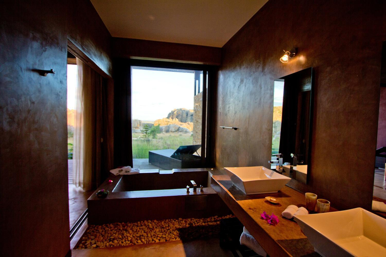 Bathroom 2, Isalo Rock Lodge, Ihorombe