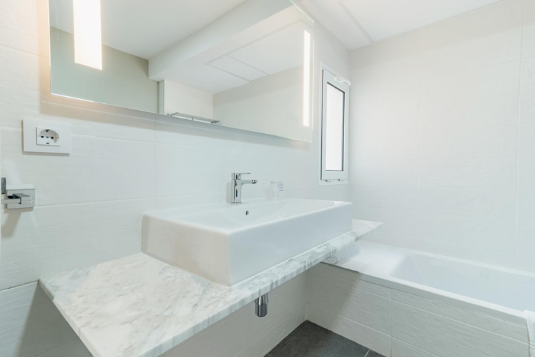 Bathroom 4, Apartamentos LIVVO Koala Garden, Las Palmas