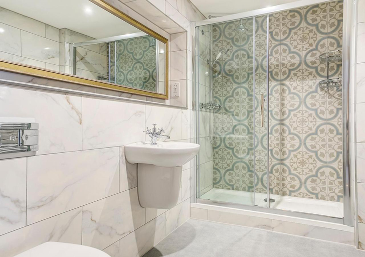 Bathroom 4, The George Hotel, Essex