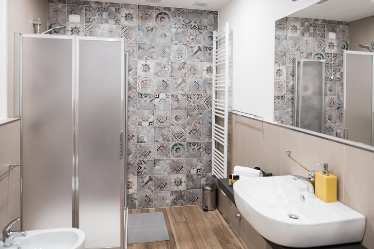 Bathroom 4, Borgo Fe', Fermo