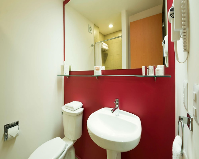 Bathroom, Mision Express Queretaro, Querétaro