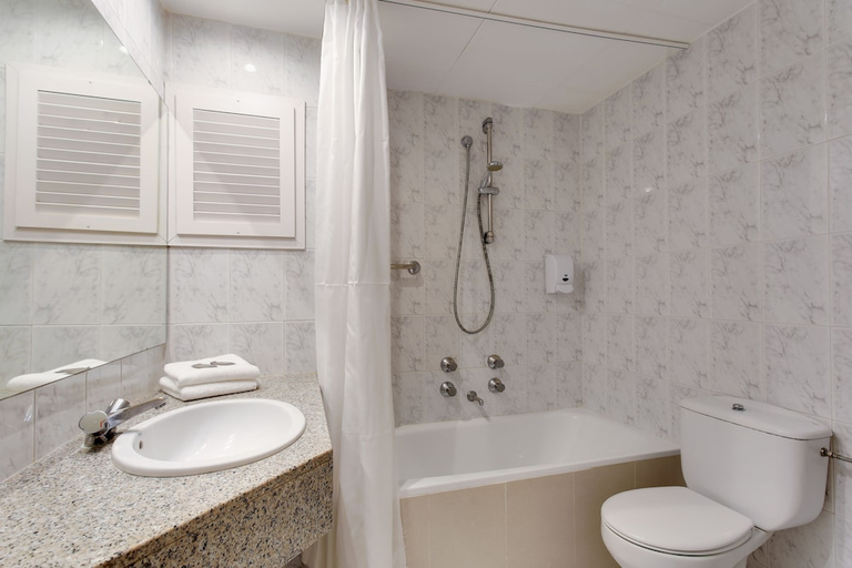 Bathroom, Hotel Garbi Park & AquaSplash, Girona