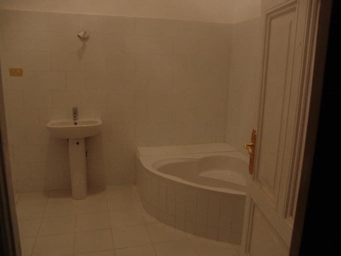 Bathroom 4, Hotel Grand Royal, Qasr an-Nil
