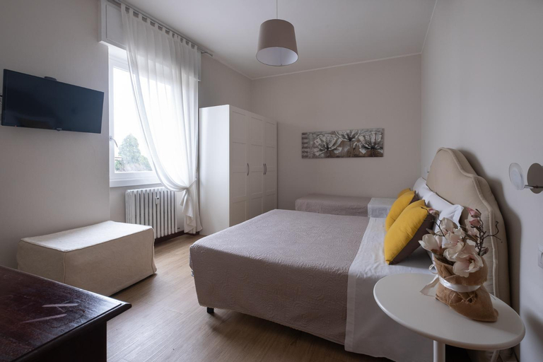 Bedroom 4, Cute & Cozy rooms train station, Bergamo