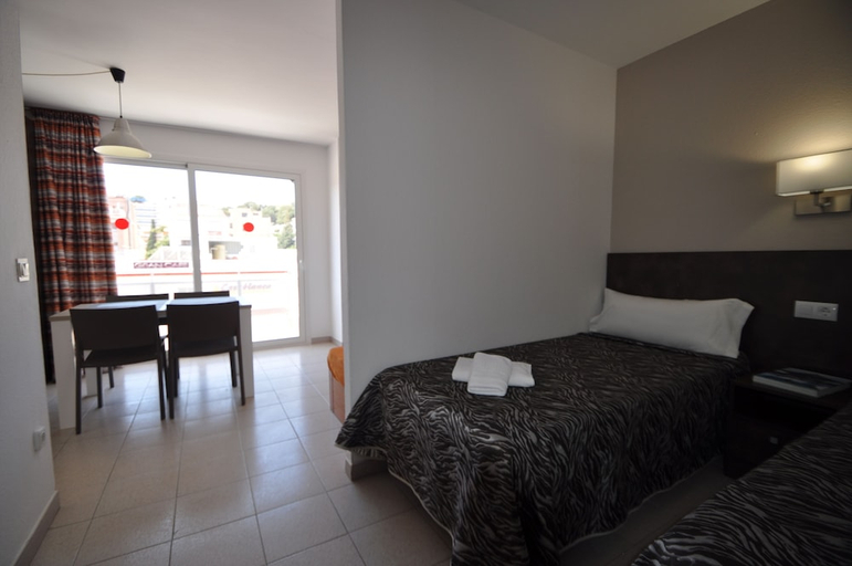Bedroom 2, Aparthotel Safari, Barcelona