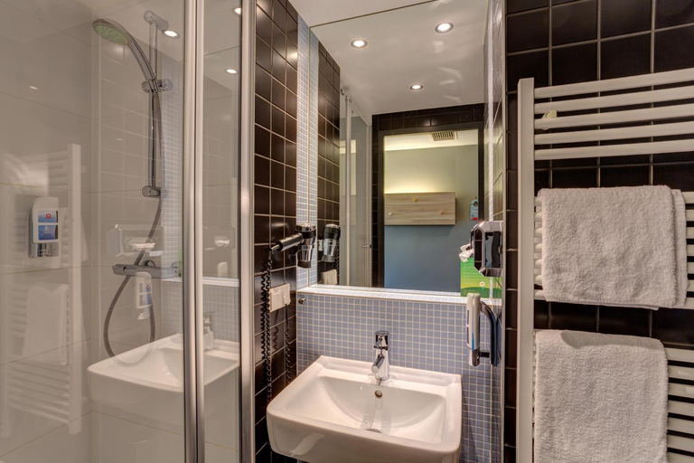 Bathroom 4, MEININGER Hotel Berlin Airport, Berlin