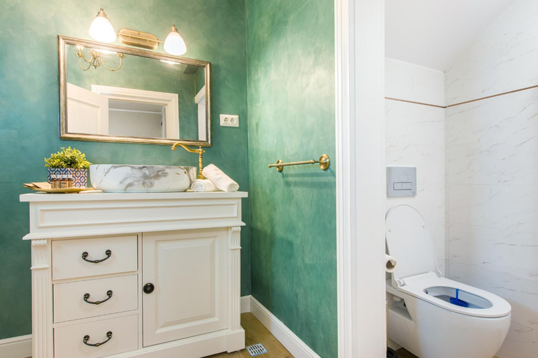 Bathroom 2, Pool House Mamaia, Navodari