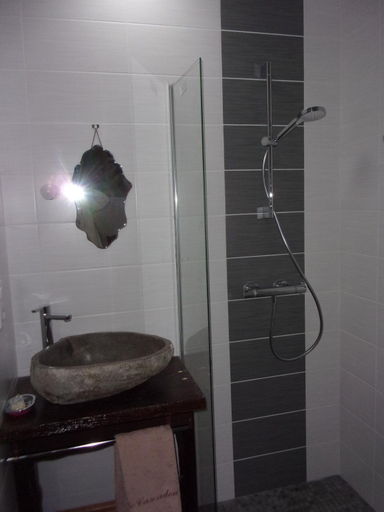 Bathroom 2, Chambre d'hotes Le Cascadou, Lozère