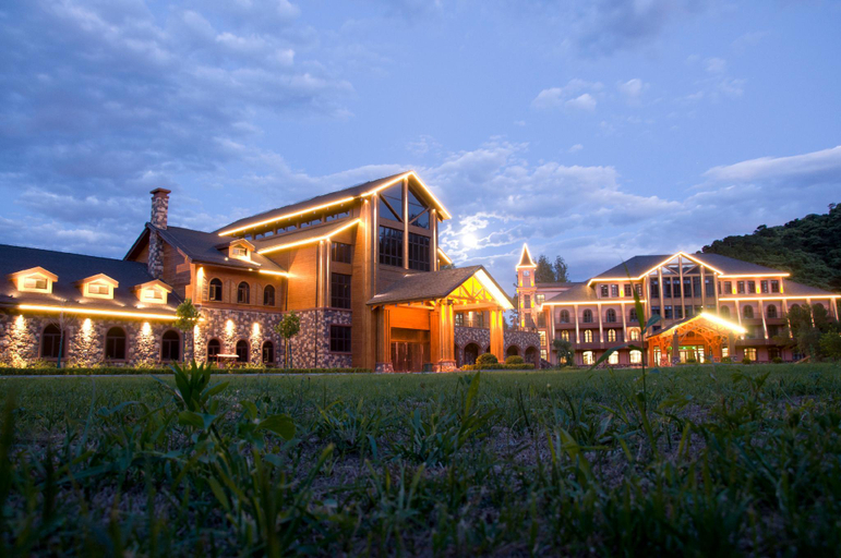 Exterior & Views
