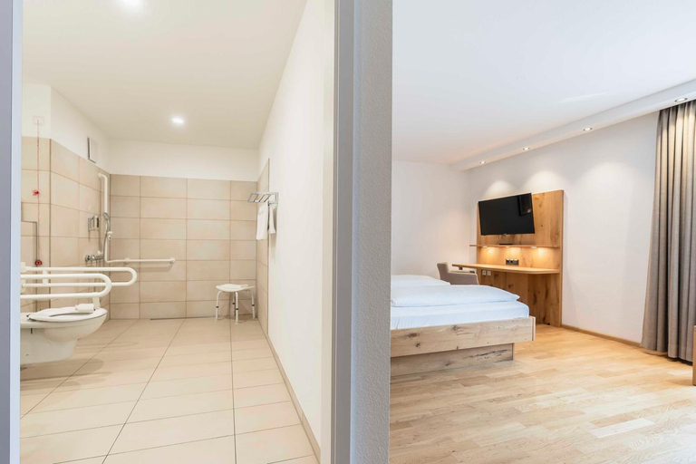 Bedroom 3, Hotel & Gasthaus Lowen, Emmendingen