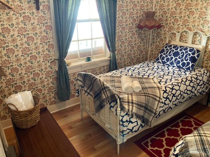 Bedroom 2, St. George Hotel, Cariboo