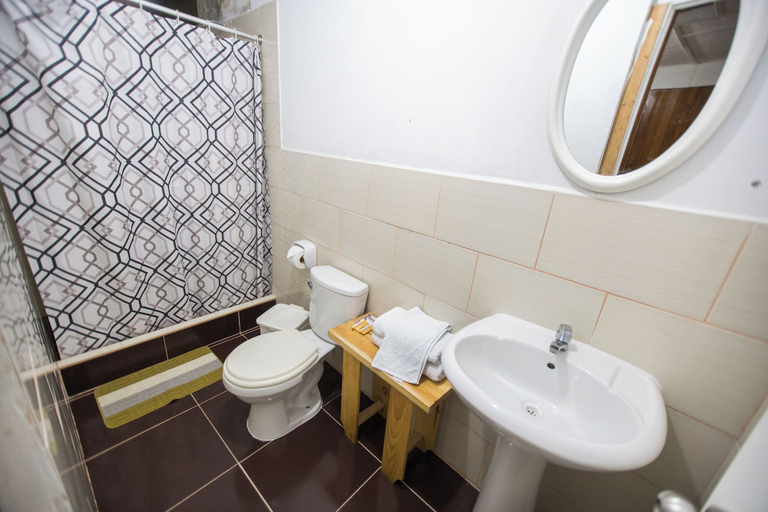 Bathroom 3, Cemayu Lodge, Oxapampa