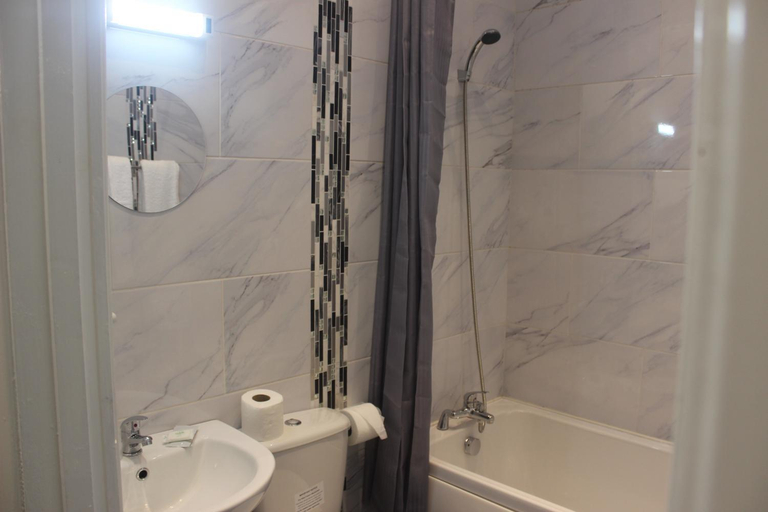 Bathroom 3, Corona Hotel Rotherham Sheffield Meadowhall, Rotherham