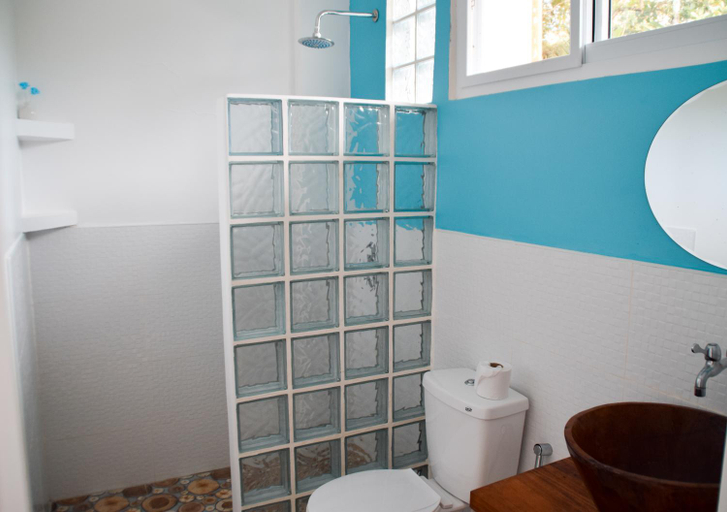 Bathroom 4, Lunazul Guesthouse, San Vicente