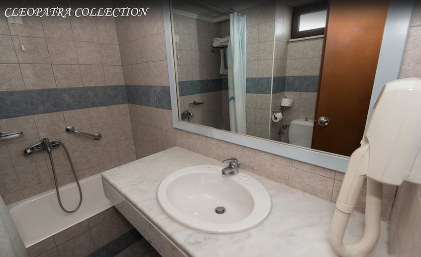 Bathroom 4, Cleopatra Superior, South Aegean