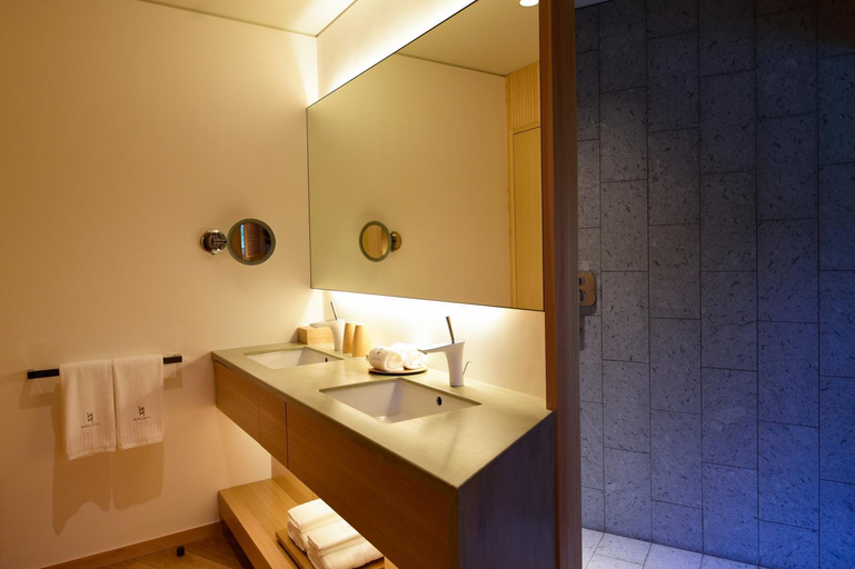 Bathroom 2, Kohanyu, Kami