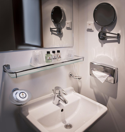 Bathroom 2, ss Rotterdam Hotel, Rotterdam