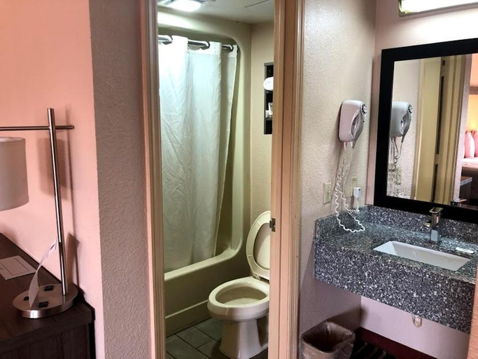 Bathroom 4, Legacy Inn - Gallatin, Sumner