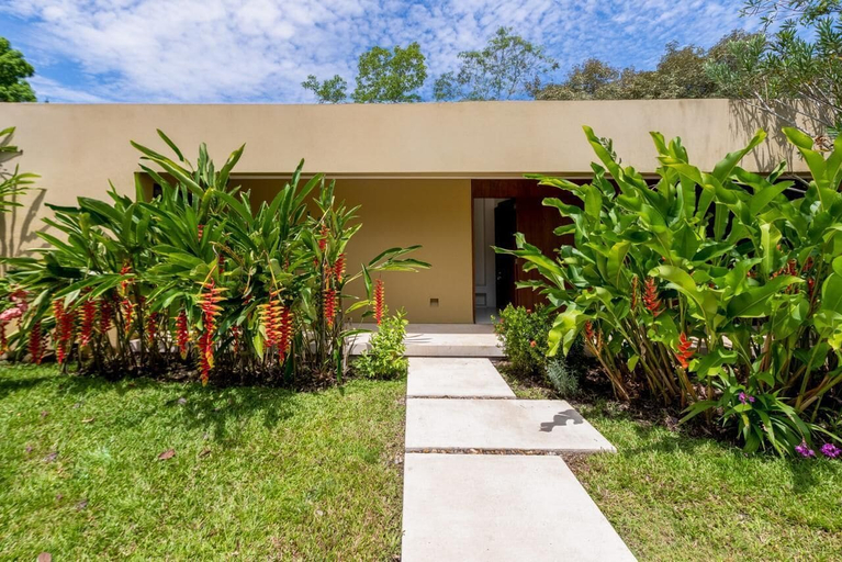 Others 5, Yeguas U47 by Wynwood House, Anapoima