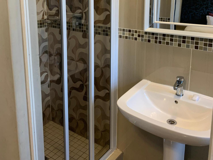 Bathroom 3, Bay Sun Lodge, Uthungulu
