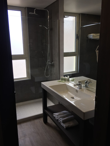 Bathroom 4, Euro Moniz, Porto Moniz