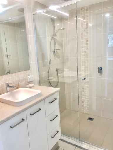 Bathroom 4, Hillhaven Holiday Apartments, Gold Coast