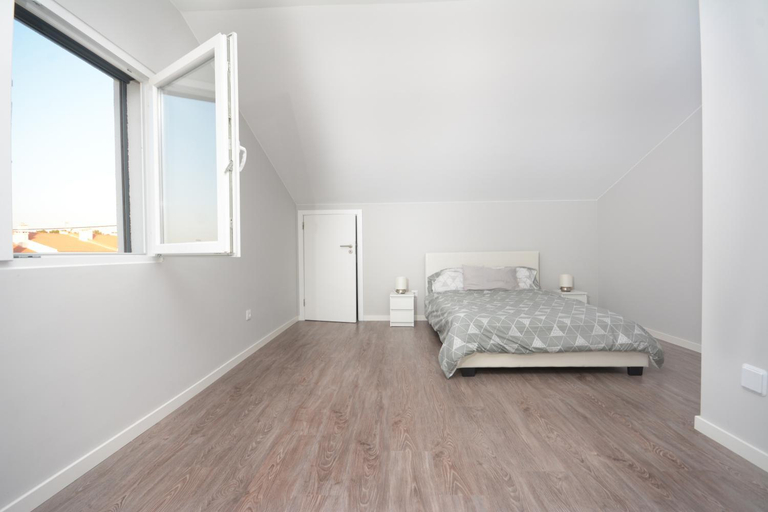 Others 4, Paradise Terrace House, Sesimbra