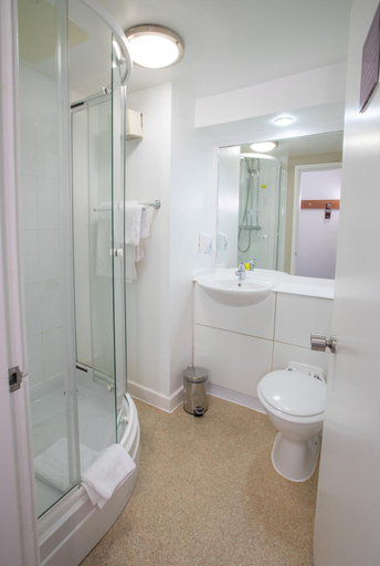 Bathroom 4, Redwings Lodge Solihull, Solihull