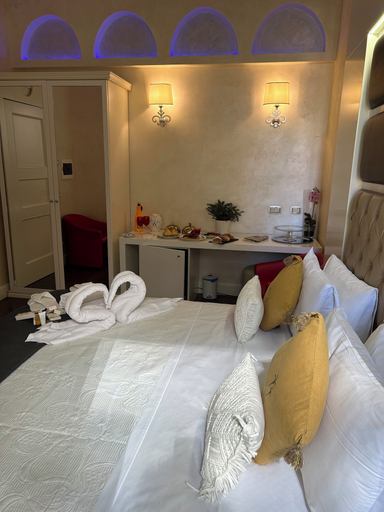 Bedroom 2, Piazza Venezia Luxury Suite, Rome