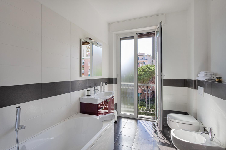 Bathroom 3, Shelley Apartments by Wonderful Italy, Genova