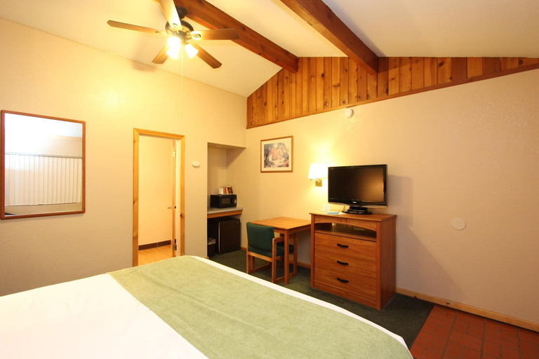 Bedroom 4, Oakhurst Lodge, Madera