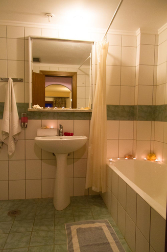 Bathroom 4, Club Lyda Hotel, Crete