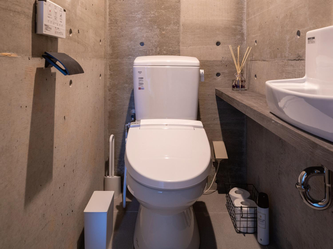 Bathroom 5, La luna, Yomitan