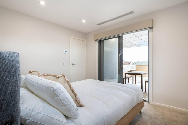 Bedroom 3, Foreshore Retreat - Beachside Convenience for Groups, Mornington P'sula - South